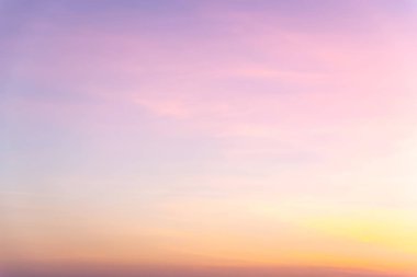 Gökyüzü güneşli bir günde gökyüzünde yüzen.