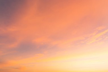 Mavi gökyüzü ve bulutlar ile sahne film için yer.