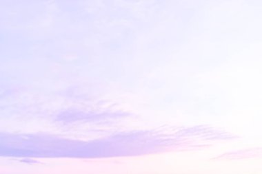 Bulutlar gökyüzü ve güneş yaz akşamı.