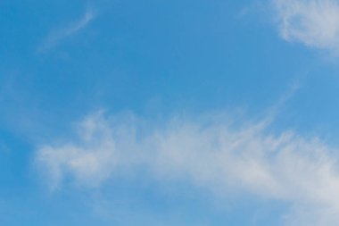 Mavi gökyüzünde bulutlar hava.