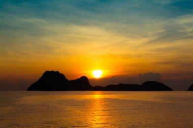 Tayland Körfezi sunrise plajda şafak parlak renkler.