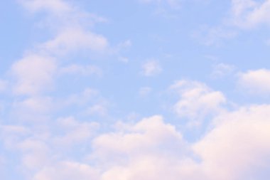 Mavi gökyüzü arka plan küçük bulutlar ile. Mavi gökyüzünde beyaz kabarık bulutlar