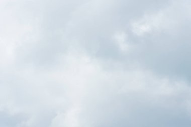 Yağmur düşmeden önce bulutlar gökyüzü karanlıkta bir araya.