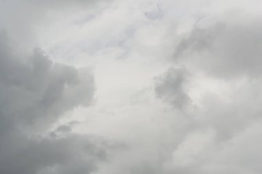 Yağmur düşmeden önce bulutlar gökyüzü karanlıkta bir araya.