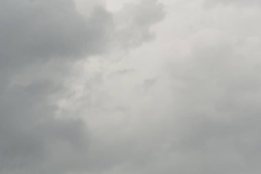 Yağmur düşmeden önce bulutlar gökyüzü karanlıkta bir araya.