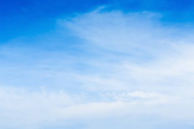 gökyüzü bulutlu rüzgarla hareket.