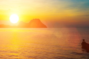 Tayland Körfezi sunrise plajda şafak parlak renkler.