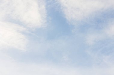  Mavi gökyüzünde bulutlar hava. 