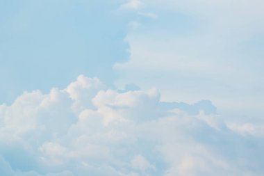 Bulutlu mavi gökyüzü 