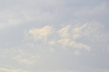 Akşam gökyüzünde bulutlar ile renk.