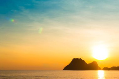 Tayland Körfezi sunrise plajda şafak parlak renkler.