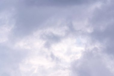 Mobil bir zemin için dikey olarak dikey bulutlu gökyüzü