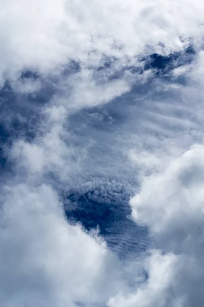 Heißes Wetter, Wolken sehen vor Sonnenuntergang bunt aus. Stockbild