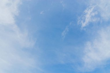 Öğleden sonra havada bulutlar.