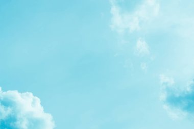 Bulut mavi zemin vardır.