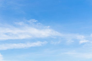 Mavi gökyüzünde bulutlar hava.