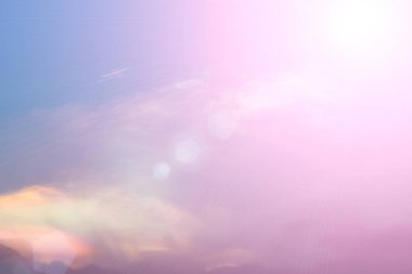 Sıcak havalarda, bulutlar gün batımından önce renkli bakmak.