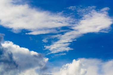 Akşam gökyüzünde bulutlar ile renk.