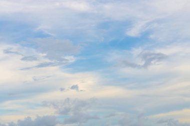 Mavi gökyüzü arka plan küçük bulutlar ile. Beyaz tüylü bulutlarda