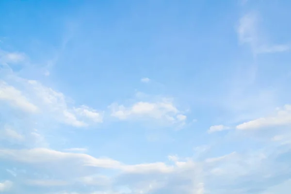 พื้นหลังท้องฟ้าสีฟ้าที่มีเมฆเล็ก ๆ เมฆปุยสีขาวใน — ภาพถ่ายสต็อก