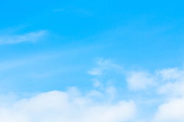 Güzel mavi gökyüzü arka plan şablonu ile giriş için biraz boşluk