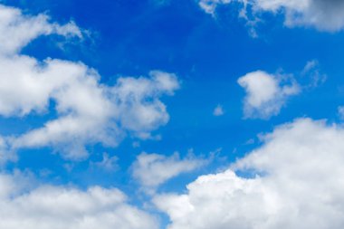  Mavi gökyüzü ve bulutlu