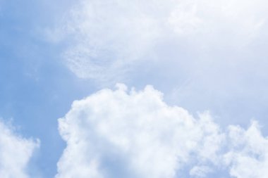 Gökyüzü mavidir, bulutlar beyaz, yaz hareket ediyor.