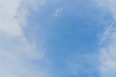 Öğleden sonra havada bulutlar.