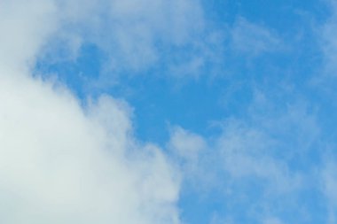 Mavi gökyüzü ve bulutlar