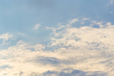 Mavi gökyüzü arka plan küçük bulutlar ile. Beyaz tüylü bulutlarda