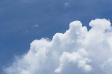 gökyüzü bulutlu rüzgarla hareket.