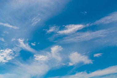 Bulutlar ışık ile akşam katmanlara ayrılır.