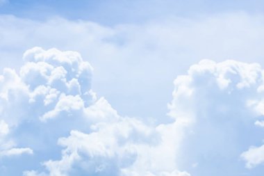 Güzel bir gün sonundaki parlak mavi gökyüzü.