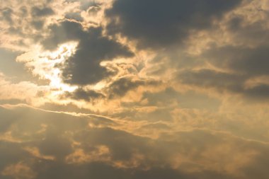 Altın ışık parlıyor gökyüzünde.