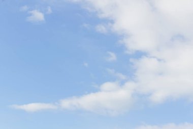 Mavi gökyüzü ve bulutlar