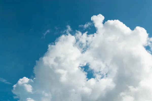 Nuvem céu limpo para fundo — Fotografia de Stock