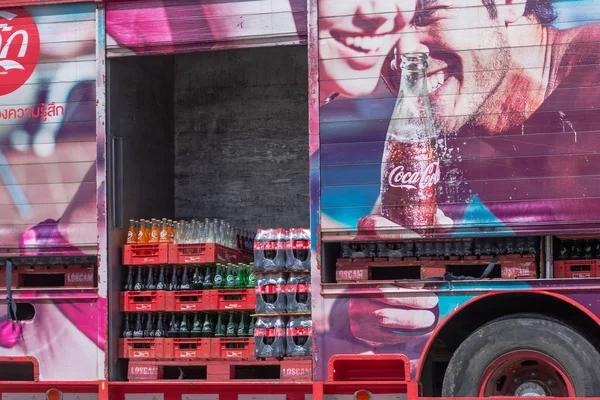 Foto de Caminhão De Brinquedo Com Placa Da Cocacola e mais fotos de stock  de Bebida - Bebida, Brinquedo, Caminhão - iStock