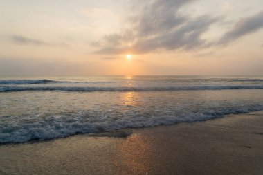Kumsaldaki gökyüzü ve deniz sabahları ışıl ışıl ve takdire şayan.