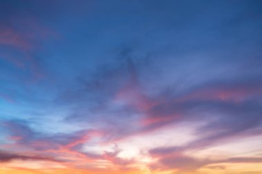 Bulutlar şekil ve hareketi değiştirecek şekilde şekillenir..