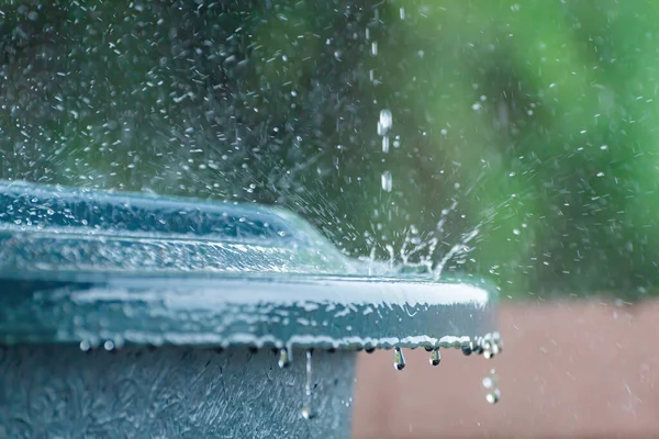 Lluvia Cayó Suelo Del Tanque Agua Causando Salpicaduras Alrededor —  Fotos de Stock