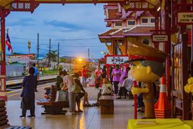 Hua Hin, Tayland, 3 Ekim 2020: Hua Hin Tren İstasyonu turistlerin treni izlemek ve Hua Hin tabelasıyla fotoğraf çektirmek için geldikleri durak..