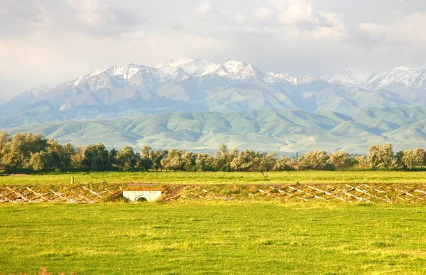 Hermoso Paisaje Biskek Con Las Montañas Tian Shan Kirguistán — Foto de Stock