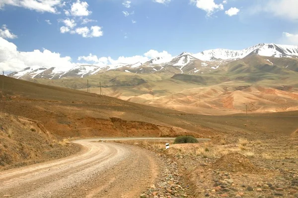 キルギスの天山山脈のナルインにビシュケクから美しい景観のルート — ストック写真