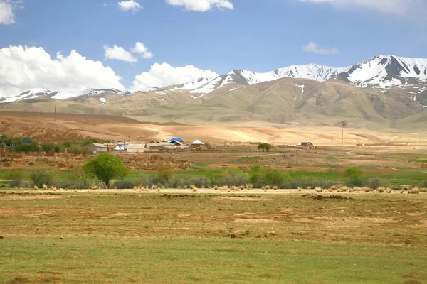 从比什凯克到纳伦的美丽风景路线与吉尔吉斯斯坦的天山山脉 — 图库照片
