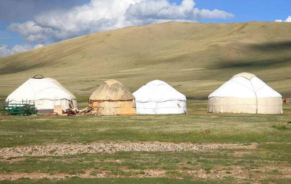 Kırgızistan Naryn Song Kul Gölü Nde Geniş Bir Çayırdaki Ger — Stok fotoğraf