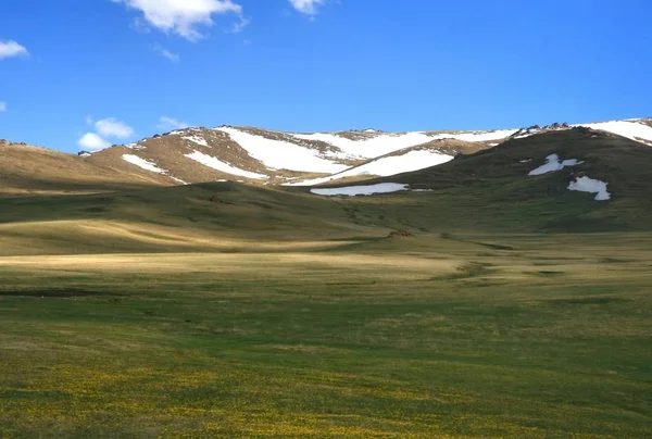 Kırgızistan Tian Shan Dağlarıyla Song Kul Gölü Nün Güzel Manzarası — Stok fotoğraf