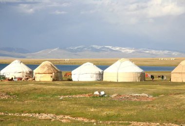Kırgızistan 'lı Naryn, Song kul Gölü' nde geniş bir çayırdaki ger kampı.