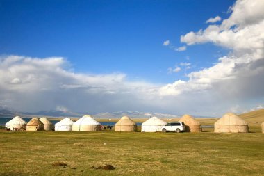 Kırgızistan 'lı Naryn, Song kul Gölü' nde geniş bir çayırdaki ger kampı.