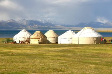 Kırgızistan 'lı Naryn, Song kul Gölü' nde geniş bir çayırdaki ger kampı.