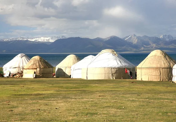 Στρατόπεδο Ger Ένα Μεγάλο Λιβάδι Στη Λίμνη Song Kul Naryn — Φωτογραφία Αρχείου